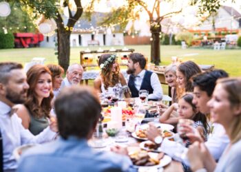 How to Successfully Negotiate Your Wedding Guest List with Your Parents